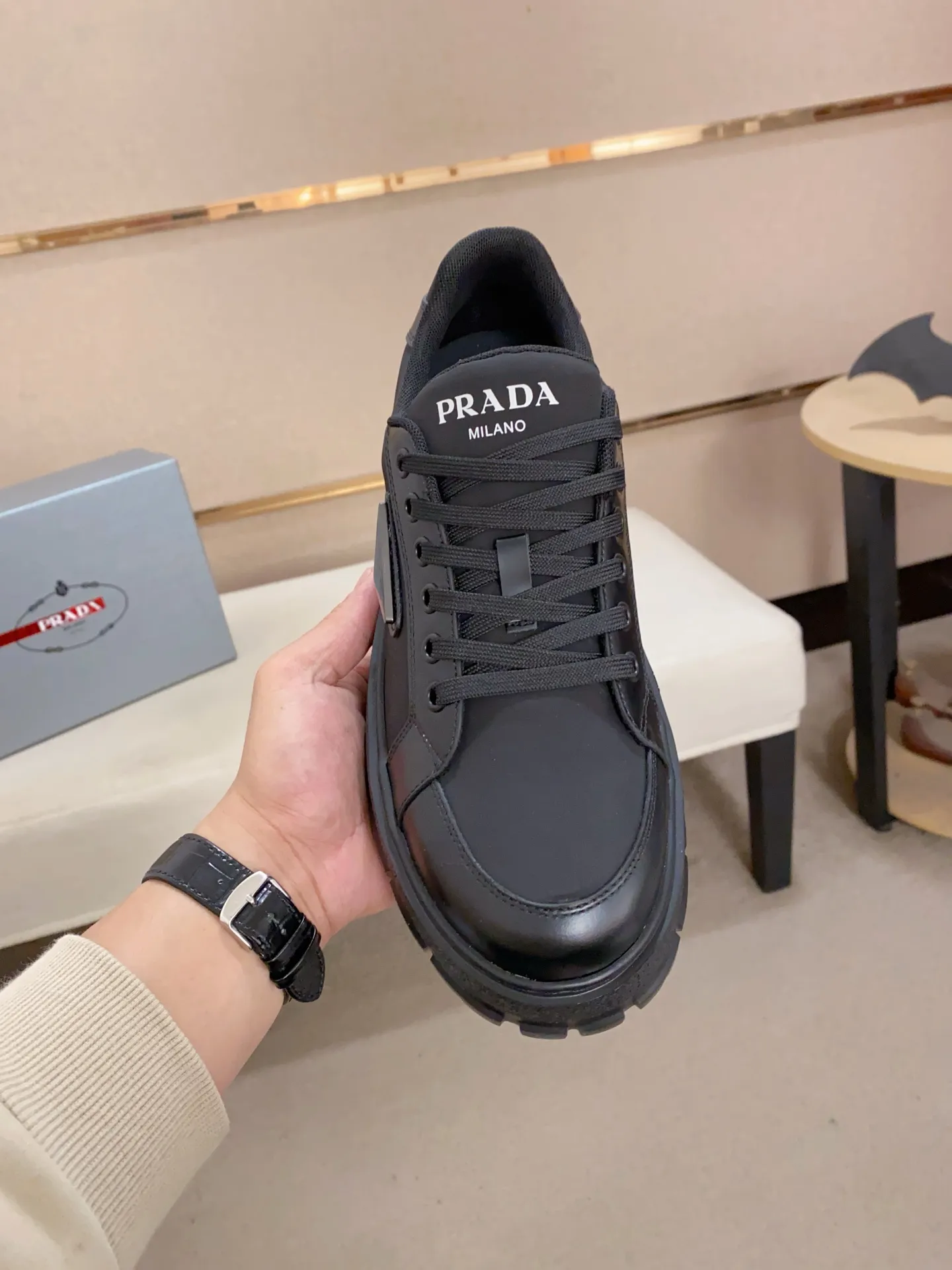 Men's shoes 💰 580💰 ✔️✔️✔️Higher version High-quality new PRADA (Prada) counters are launched simultaneously. The new men's shoes and 😘 fabrics are made of high-tech glue-spraying technology. Lining: Full cowhide lining. 👍🏿 High-end ☄️ Air-cushion molded anti-slip foam outsole, exquisite lines, simple and elegant, comfortable and high-end for leisure travel. Code number: 38 to 44 (45 can be customized and cannot be returned or exchanged)